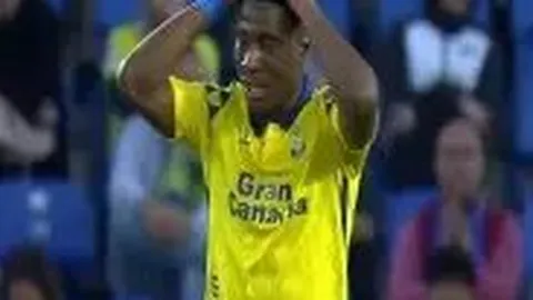 “朱辰杰成足球巨头争夺焦点！上港领衔，三大豪门争相揽才，申花按兵不动，究竟何时觉醒？”